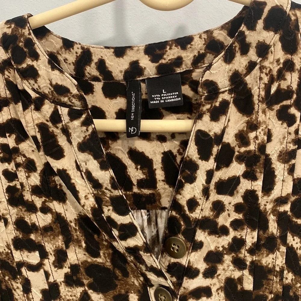 New directions large cheetah top - Picture 2 of 2
